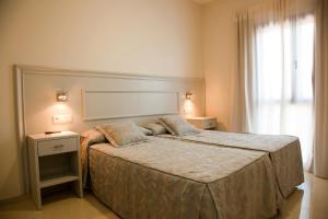 A bed or beds in a room at Hotel El Capricho Még 11 kép