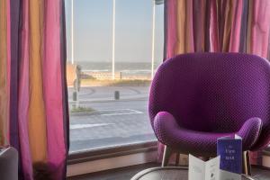 サントーバン・シュル・メールにあるSaint Aubin Logis Hôtel & Restaurantの紫色の椅子