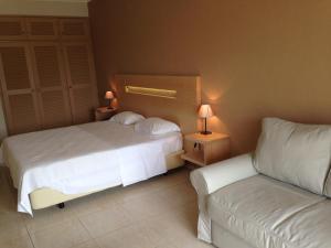 a hotel room with two beds and a couch at Vilamar in Luz