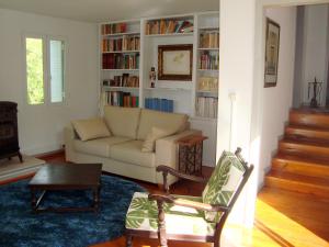 sala de estar con sofá y estante para libros en Casa do Jasmim, en Sintra