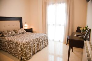 A bed or beds in a room at Hotel El Capricho