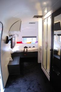 ブリュッセルにあるHotel Vintage Airstreamの小さなベッドルーム(ベッド1台、バスルーム付)