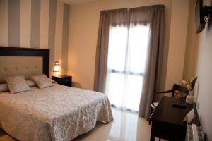 A bed or beds in a room at Hotel El Capricho