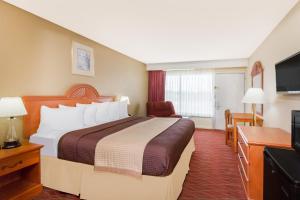 Postel nebo postele na pokoji v ubytování Days Inn by Wyndham Staunton