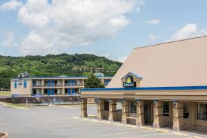 un aparcamiento vacío frente a un hotel en Days Inn by Wyndham Staunton, en Staunton