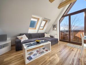 sala de estar con sofá y mesa en VisitZakopane - Superior Apartment, en Zakopane