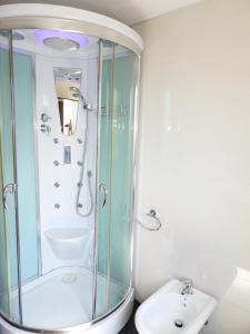 een badkamer met een douche, een toilet en een wastafel bij Appartamento Carino in Quartucciu