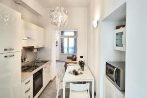 A kitchen or kitchenette at La Perla sul Lago di Como con parcheggio
