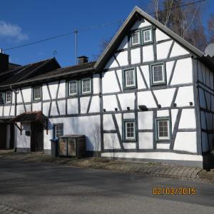 ein weißes und schwarzes Haus mit schwarzem Dach in der Unterkunft Meisenhof in Schalkenbach