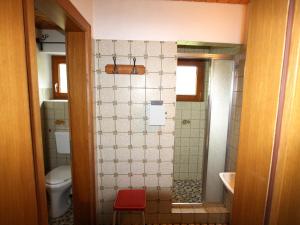 Baðherbergi á A pleasantly furnished apartment with free bike hire