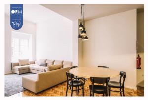 een woonkamer met een tafel en een bank bij ORM - Saraiva de Carvalho Apartments in Porto