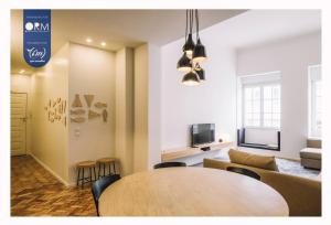 een woonkamer met een tafel en een bank bij ORM - Saraiva de Carvalho Apartments in Porto