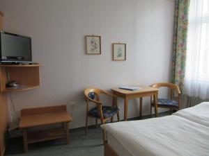 A television and/or entertainment centre at Waldpension Mück