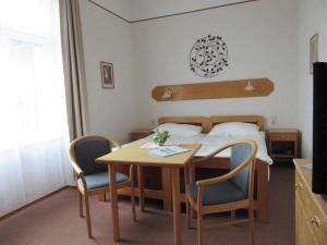A bed or beds in a room at Waldpension Mück