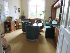 A seating area at Waldpension Mück