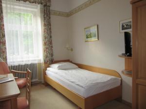 A bed or beds in a room at Waldpension Mück