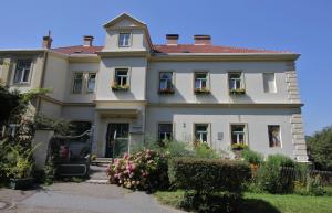 A garden outside Waldpension Mück