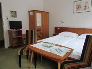 A bed or beds in a room at Waldpension Mück