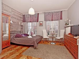 1 dormitorio con 1 cama, mesa y sillas en Apartament Kameralny na Starówce, en Gdansk