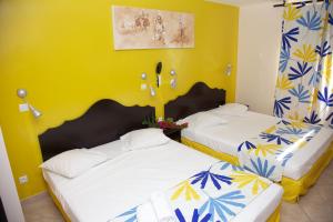 Rúm í herbergi á Hôtel Bambou & Spa