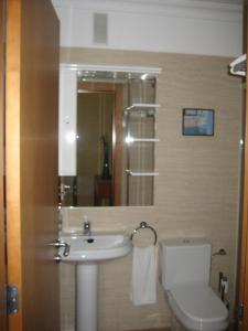 bagno con lavandino, servizi igienici e specchio di Dúplex céntrico, hasta 6 personas. a Santa Cruz de Tenerife