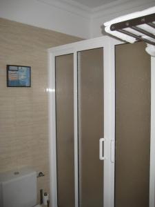 サンタクルス・デ・テネリフェにあるApartament in S/C Tenerife Center for 4 personsのバスルーム(シャワー、トイレ付)が備わります。