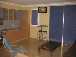 サンタクルス・デ・テネリフェにあるApartament in S/C Tenerife Center for 4 personsのリビングルーム(壁にテレビ付きのキッチン付)