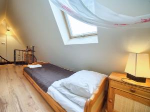 uma cama num quarto com uma janela e uma mesa em VisitZakopane - Olymp Apartament em Zakopane