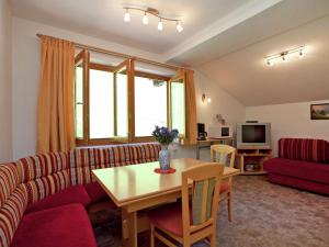 salon z kanapą i stołem w obiekcie Apartment in Wagrain near Red 8 Gondola w mieście Wagrain