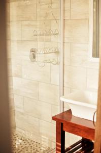 een badkamer met wastafel en douche bij Stel26 in Bloemfontein