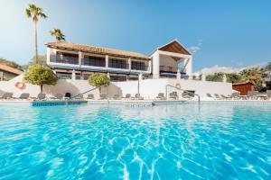 a swimming pool in front of a resort at Ona Diana Park in Estepona