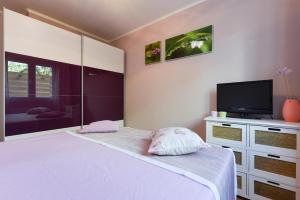 Tempat tidur dalam kamar di Villa Šima- luxury apartment with private pool