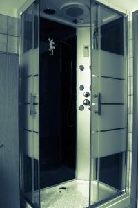 トレモージネ・スル・ガルダにあるCasa Mezzemaのバスルーム(鏡付きのガラス張りのシャワー付)