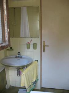 een badkamer met een wastafel en een spiegel bij Villa Maslina in Vantačići