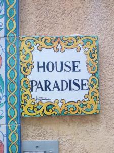 サント・ステーファノ・ディ・カマストラにあるHouse Paradiseの家楽の壁面看板