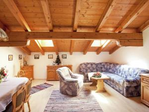 sala de estar con sofá y mesa en Beautiful Apartment near Ski Area in Kirchberg, en Kirchberg in Tirol