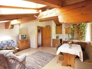 sala de estar con mesa y cocina en Beautiful Apartment near Ski Area in Kirchberg, en Kirchberg in Tirol