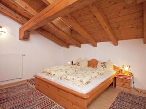 1 dormitorio con cama grande y techo de madera en Beautiful Apartment near Ski Area in Kirchberg, en Kirchberg in Tirol