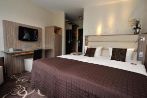 Un pat sau paturi într-o cameră la NordWest-Hotel Bad Zwischenahn