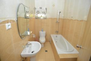Koupelna v ubytování Jess Hotel + 28 fotografií