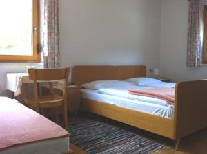 Un pat sau paturi într-o cameră la Gästehaus Kuchernig