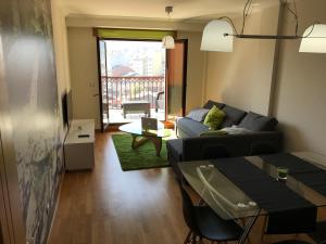 uma sala de estar com um sofá e uma mesa em High Rentxacobeo em Sarria
