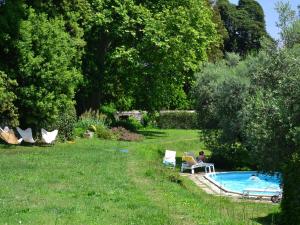 Charming holiday home 4km from Lucca with a private poolの敷地内または近くにあるプール