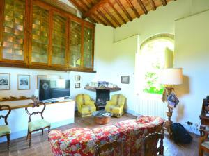 uma sala de estar com um sofá e uma mesa em Charming holiday home 4km from Lucca with a private pool em Lucca