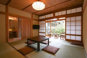 TV a/nebo společenská místnost v ubytování 高野山 宿坊 恵光院 -Koyasan Syukubo Ekoin Temple-