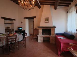 - un salon avec une cheminée et une table à manger dans l'établissement Belvilla by OYO Glicine, à Gualdo Cattaneo