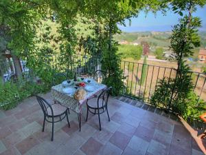 Balkón alebo terasa v ubytovaní Belvilla by Oyo Glicine in Umbria