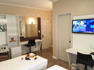 Televízia a/alebo spoločenská miestnosť v ubytovaní Cosmos Hotel