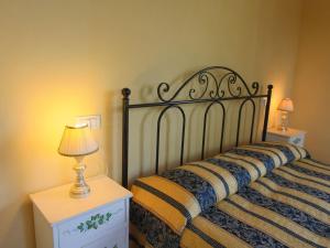 una camera con un letto e due comodini con lampade di Lavish Farmhouse in San Gimignano with Swimming Pool a San Gimignano