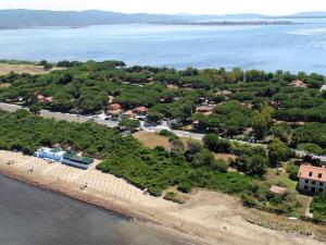 Santa LiberataにあるLovely Holiday Home in Giannella nera Seaの海水浴場の空中の景色